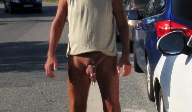 Naked Norbert Kempe on the street